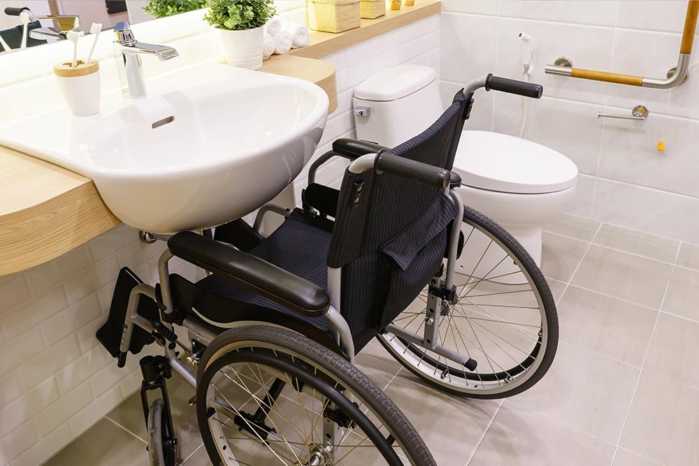 Salle de bains adaptée aux personnes à mobilité réduite